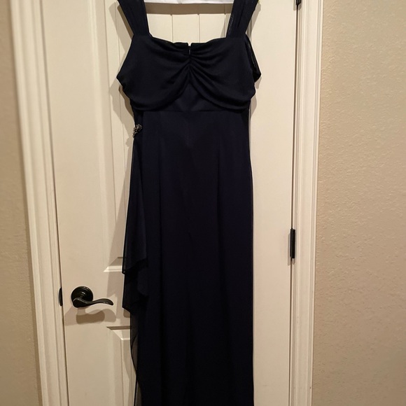 Formal dress - Picture 4 of 4